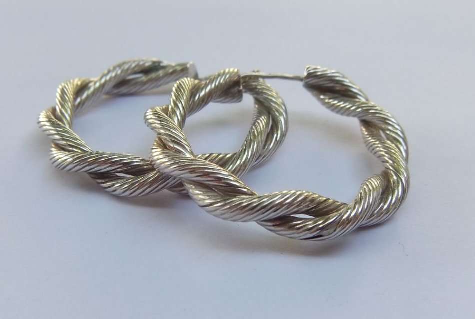 SUPERB LOOK !! GOOD QUALITY !! A STUNNING PAIR OF SPIRAL HOOP STERLING SILVER EARRINGS !! WOW !!