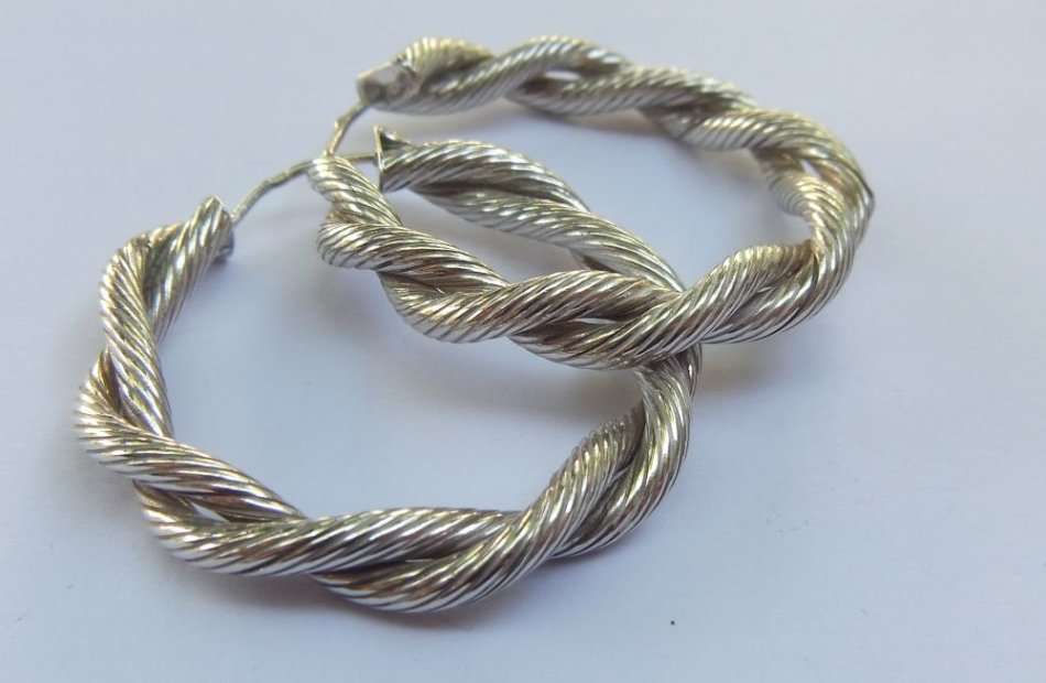 SUPERB LOOK !! GOOD QUALITY !! A STUNNING PAIR OF SPIRAL HOOP STERLING SILVER EARRINGS !! WOW !!