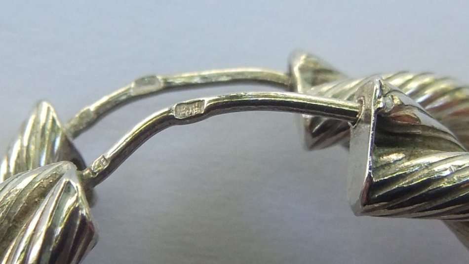 SUPERB LOOK !! GOOD QUALITY !! A STUNNING PAIR OF SPIRAL HOOP STERLING SILVER EARRINGS !! WOW !!