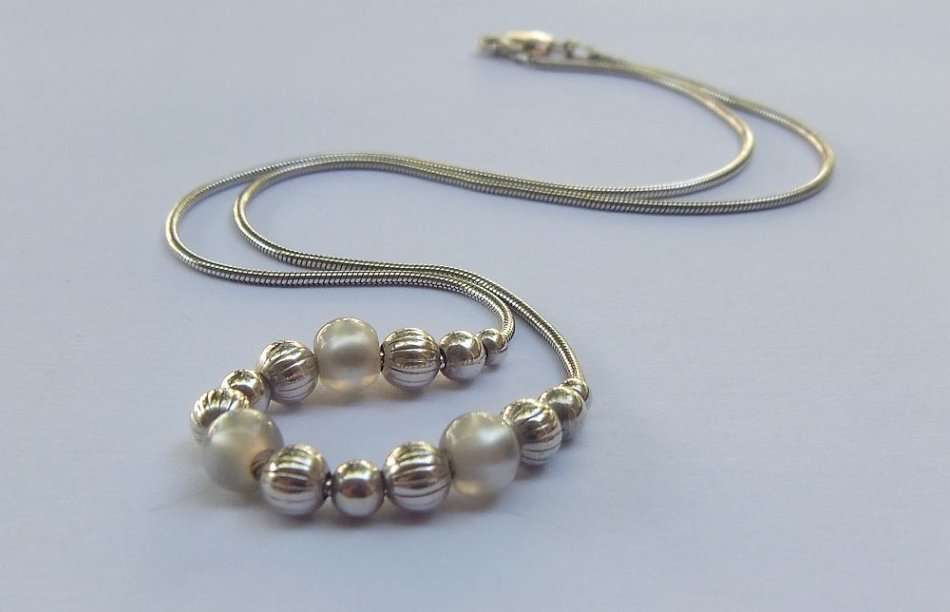 PRAGTIG VERBY !! AN ELEGANT STERLING SILVER NECKLACE WITH BUILT IN SILVER AND GLASS / STONE BEADS !!