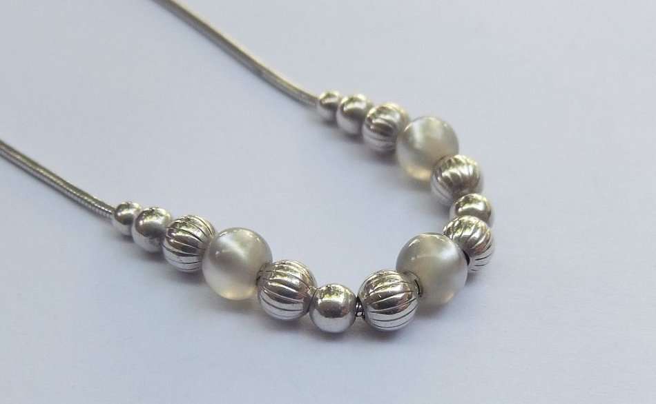 PRAGTIG VERBY !! AN ELEGANT STERLING SILVER NECKLACE WITH BUILT IN SILVER AND GLASS / STONE BEADS !!