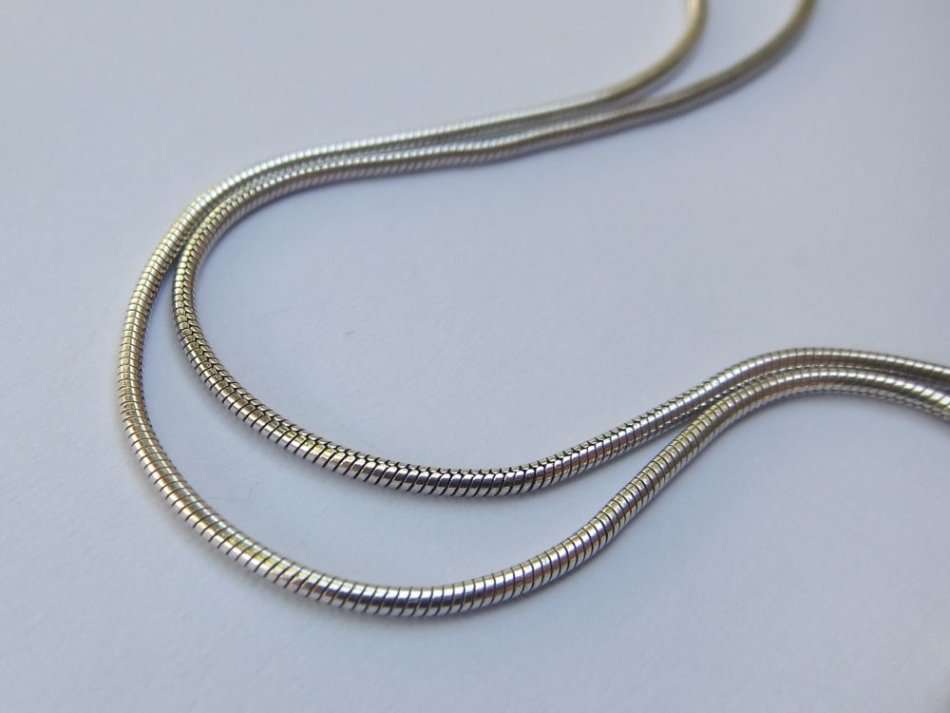 PRAGTIG VERBY !! AN ELEGANT STERLING SILVER NECKLACE WITH BUILT IN SILVER AND GLASS / STONE BEADS !!