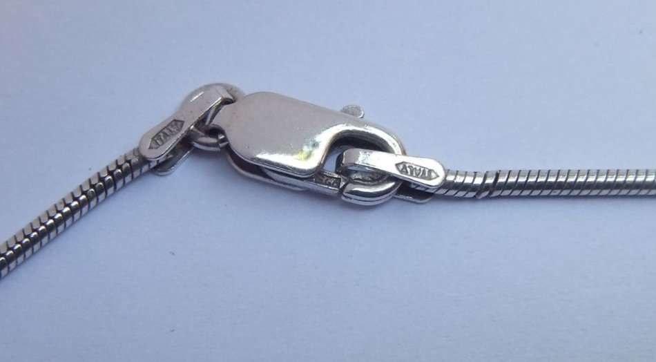 PRAGTIG VERBY !! AN ELEGANT STERLING SILVER NECKLACE WITH BUILT IN SILVER AND GLASS / STONE BEADS !!