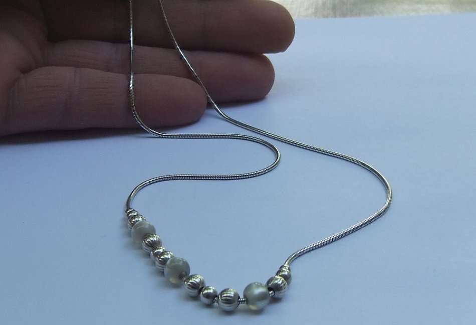PRAGTIG VERBY !! AN ELEGANT STERLING SILVER NECKLACE WITH BUILT IN SILVER AND GLASS / STONE BEADS !!