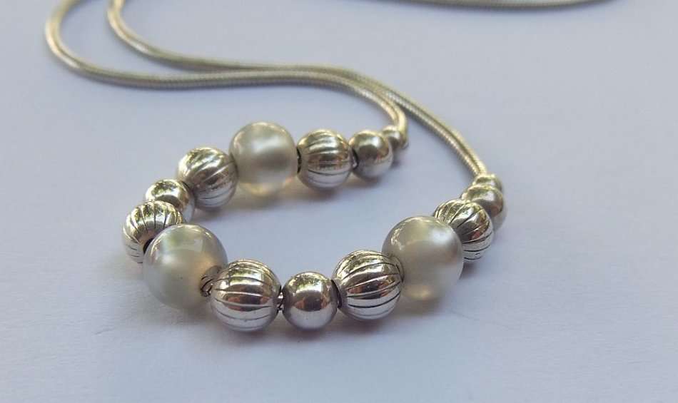 PRAGTIG VERBY !! AN ELEGANT STERLING SILVER NECKLACE WITH BUILT IN SILVER AND GLASS / STONE BEADS !!