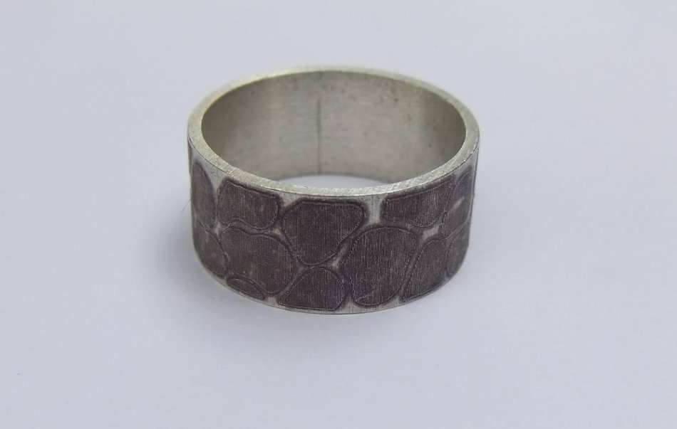 WOW ! AN EXCEPTIONAL QUALITY SUPER SOLID STERLING SILVER WEDDING BAND WITH PEBBLE PATTERN !! COOL !!