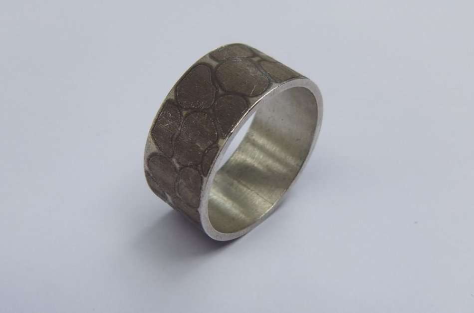 WOW ! AN EXCEPTIONAL QUALITY SUPER SOLID STERLING SILVER WEDDING BAND WITH PEBBLE PATTERN !! COOL !!