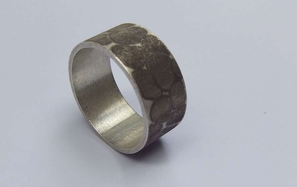 WOW ! AN EXCEPTIONAL QUALITY SUPER SOLID STERLING SILVER WEDDING BAND WITH PEBBLE PATTERN !! COOL !!