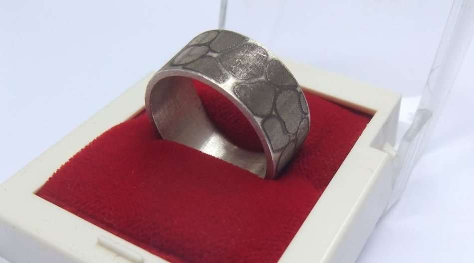WOW ! AN EXCEPTIONAL QUALITY SUPER SOLID STERLING SILVER WEDDING BAND WITH PEBBLE PATTERN !! COOL !!