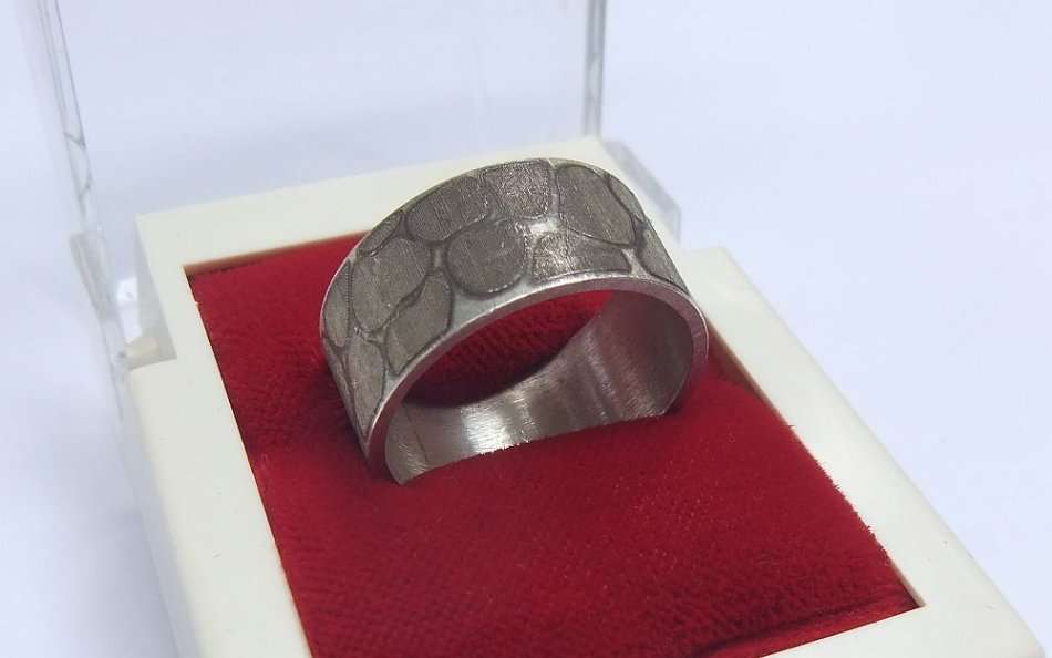 WOW ! AN EXCEPTIONAL QUALITY SUPER SOLID STERLING SILVER WEDDING BAND WITH PEBBLE PATTERN !! COOL !!