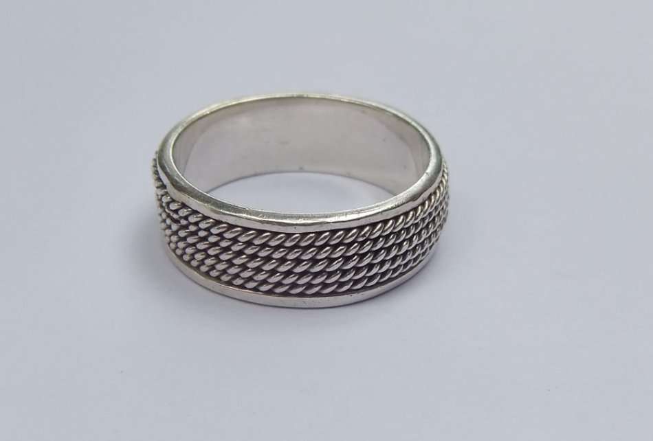 WOW !! AN AWESOME SOLID STERLING SILVER WEDDING BAND WITH ROPE LOOK PATTERN !! SUPERB QUALITY !!