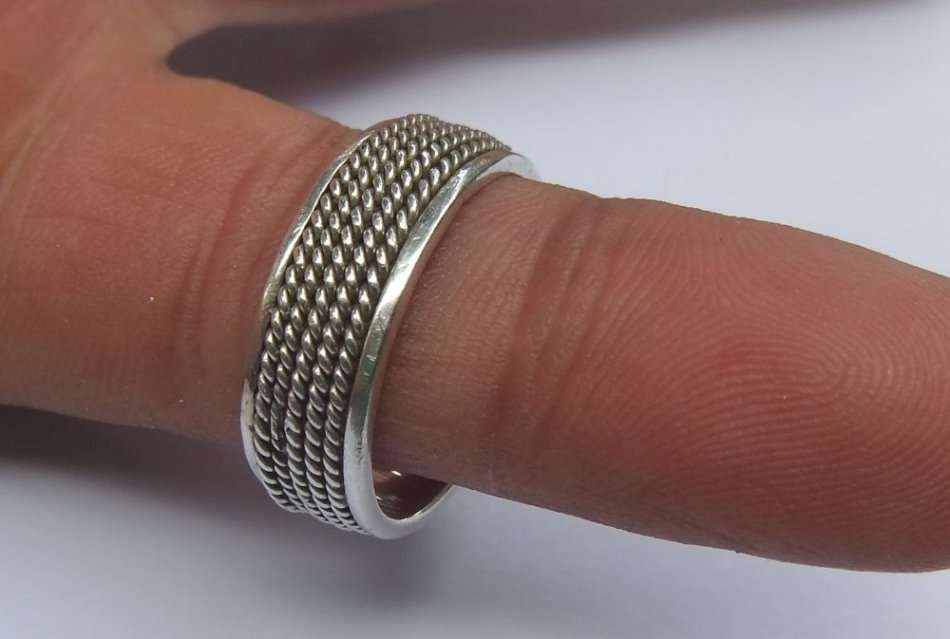 WOW !! AN AWESOME SOLID STERLING SILVER WEDDING BAND WITH ROPE LOOK PATTERN !! SUPERB QUALITY !!