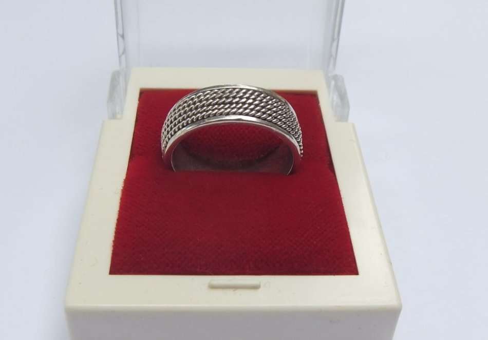 WOW !! AN AWESOME SOLID STERLING SILVER WEDDING BAND WITH ROPE LOOK PATTERN !! SUPERB QUALITY !!
