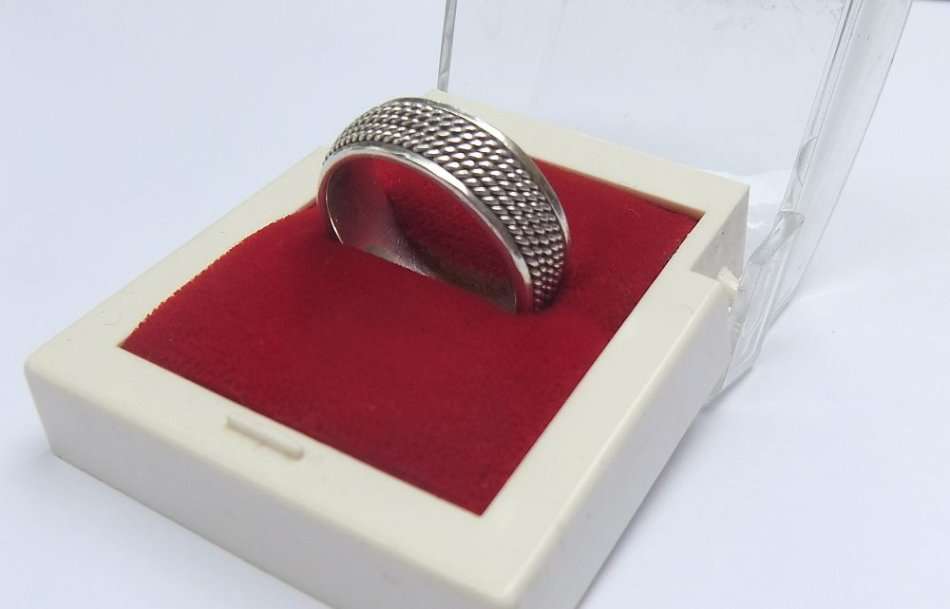 WOW !! AN AWESOME SOLID STERLING SILVER WEDDING BAND WITH ROPE LOOK PATTERN !! SUPERB QUALITY !!