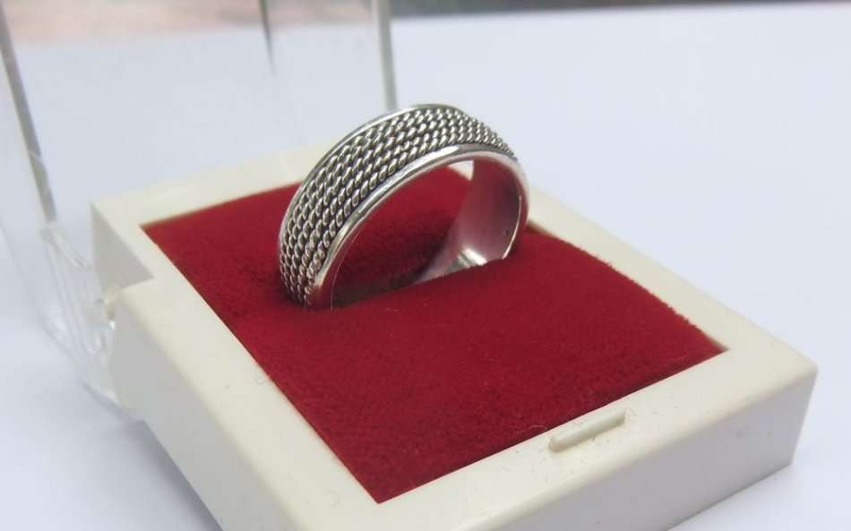 WOW !! AN AWESOME SOLID STERLING SILVER WEDDING BAND WITH ROPE LOOK PATTERN !! SUPERB QUALITY !!