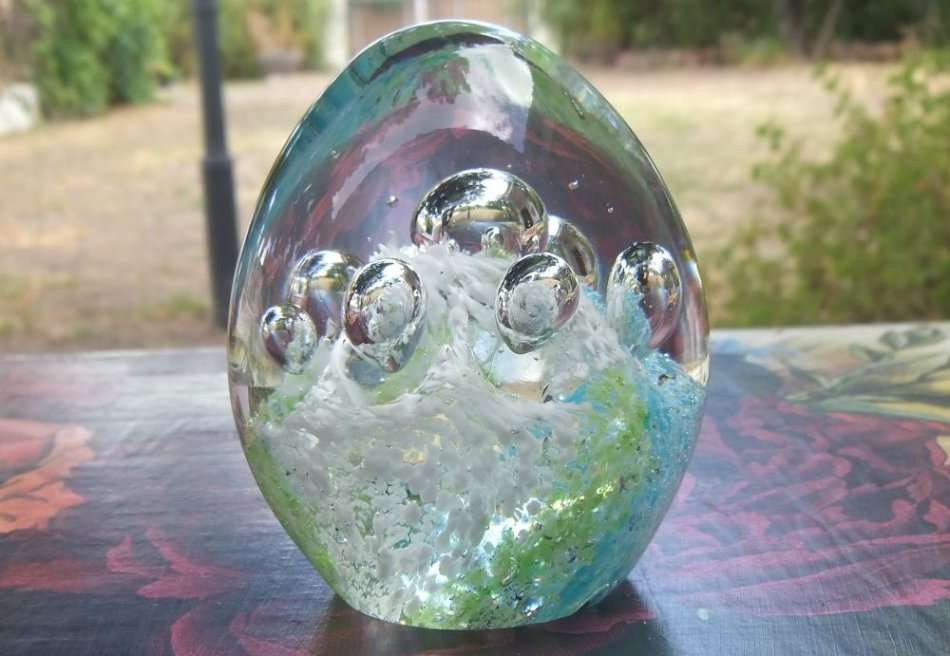 WOW !! A FABULOUS VINTAGE SOLID GLASS PAPERWEIGHT WITH THREE COLOURS AND BUBBLES !! MUST HAVE !!