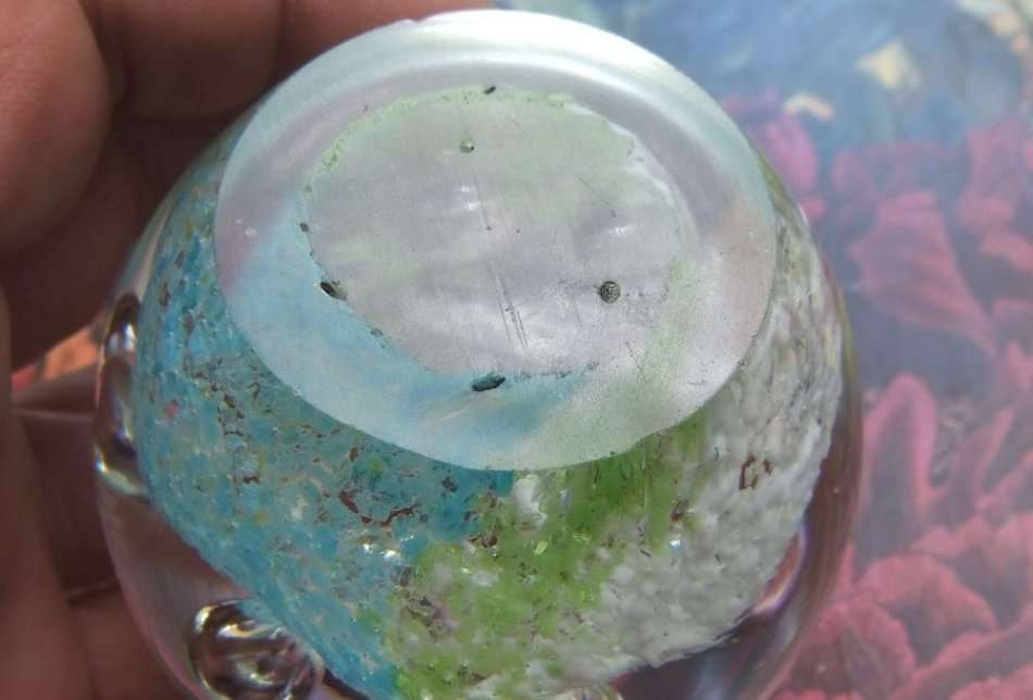 WOW !! A FABULOUS VINTAGE SOLID GLASS PAPERWEIGHT WITH THREE COLOURS AND BUBBLES !! MUST HAVE !!