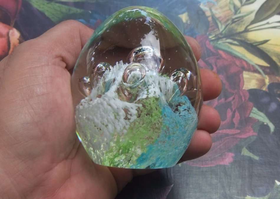 WOW !! A FABULOUS VINTAGE SOLID GLASS PAPERWEIGHT WITH THREE COLOURS AND BUBBLES !! MUST HAVE !!