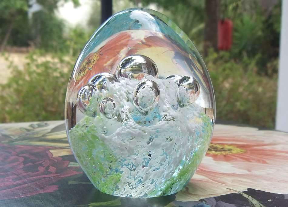 WOW !! A FABULOUS VINTAGE SOLID GLASS PAPERWEIGHT WITH THREE COLOURS AND BUBBLES !! MUST HAVE !!