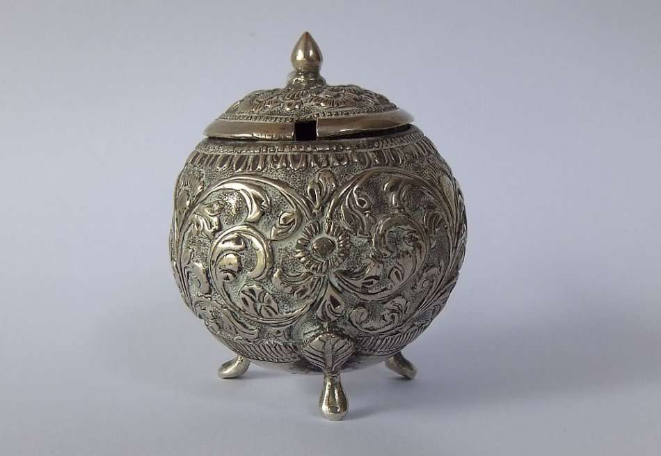 CIRCA 1880 !! A RARE SOLID STERLING SILVER COLONIAL INDIA MUSTARD POT !! 51.8 GRAMS !! HIGH VALUE !!