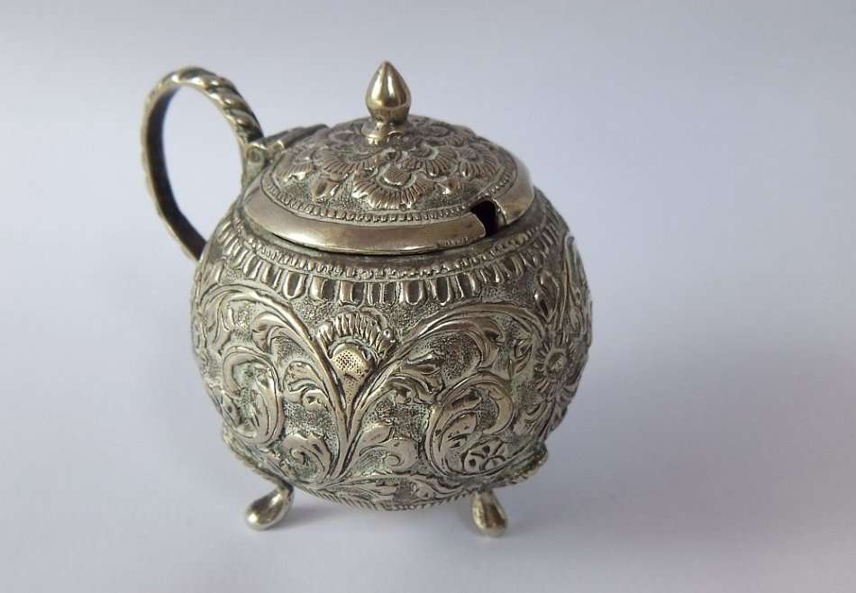 CIRCA 1880 !! A RARE SOLID STERLING SILVER COLONIAL INDIA MUSTARD POT !! 51.8 GRAMS !! HIGH VALUE !!