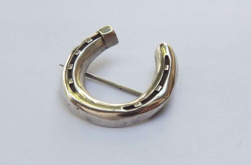 WOW !! RARE FIND !! AN ANTIQUE STERLING SILVER VICTORIAN ERA LUCKY HORSESHOE BROOCH !! HISTORIC !!