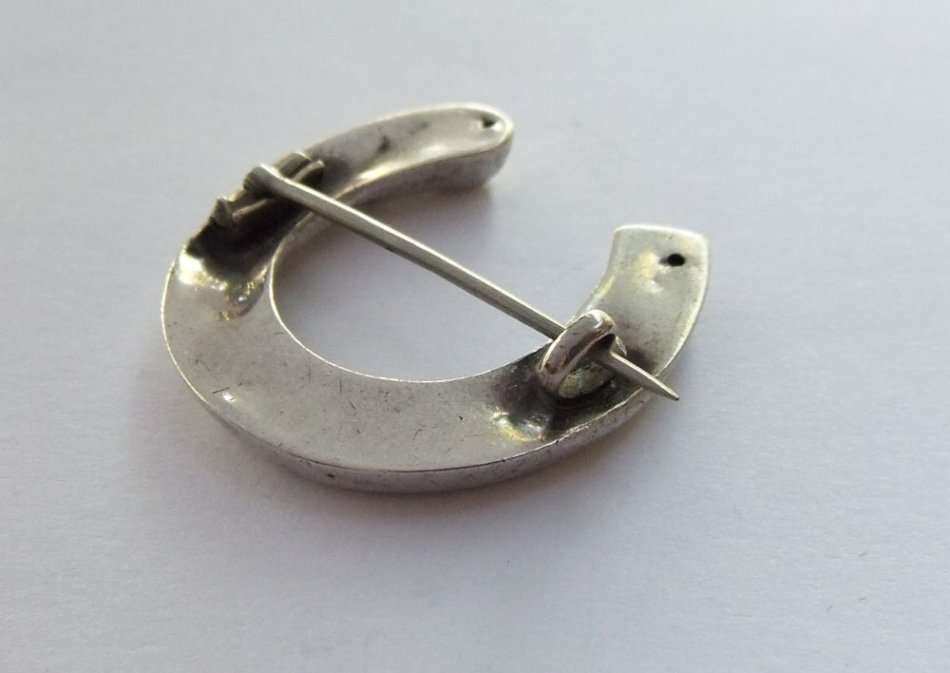 WOW !! RARE FIND !! AN ANTIQUE STERLING SILVER VICTORIAN ERA LUCKY HORSESHOE BROOCH !! HISTORIC !!