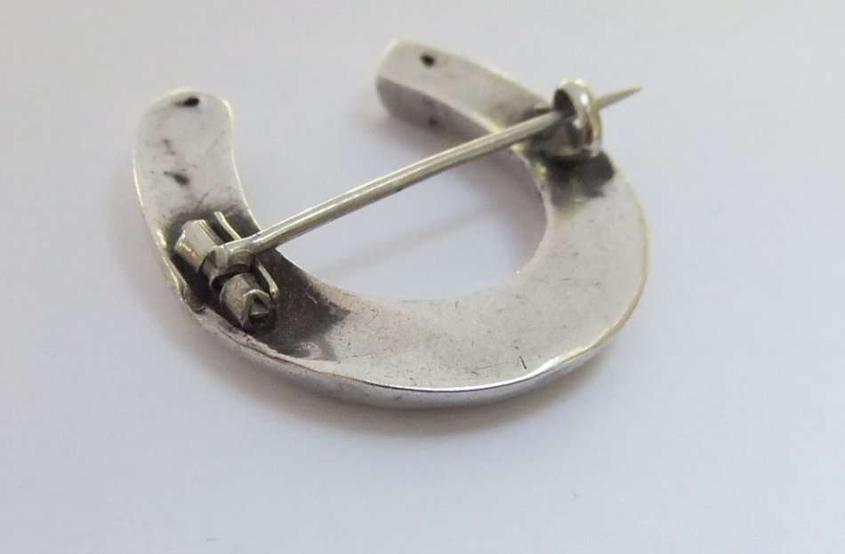 WOW !! RARE FIND !! AN ANTIQUE STERLING SILVER VICTORIAN ERA LUCKY HORSESHOE BROOCH !! HISTORIC !!