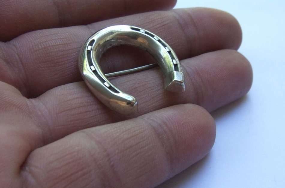WOW !! RARE FIND !! AN ANTIQUE STERLING SILVER VICTORIAN ERA LUCKY HORSESHOE BROOCH !! HISTORIC !!