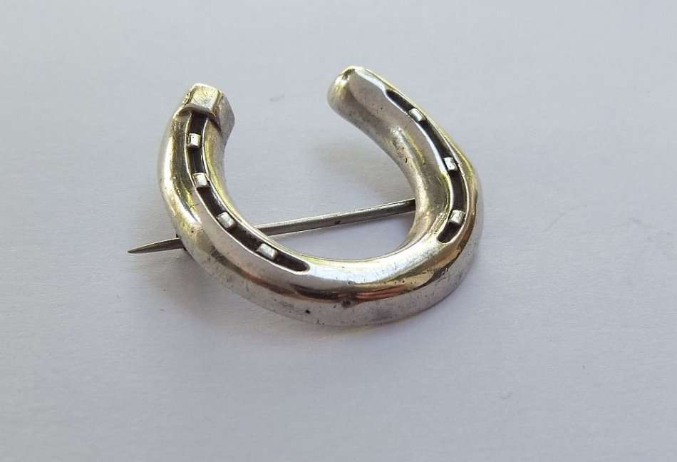 WOW !! RARE FIND !! AN ANTIQUE STERLING SILVER VICTORIAN ERA LUCKY HORSESHOE BROOCH !! HISTORIC !!