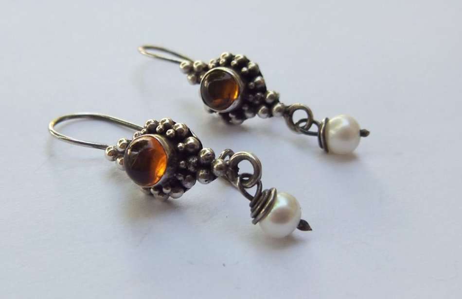 OH WOW !! A VERY ATTRACTIVE PAIR OF STERLING SILVER EARRINGS SET WITH AMBER AND GENUINE PEARLS !!
