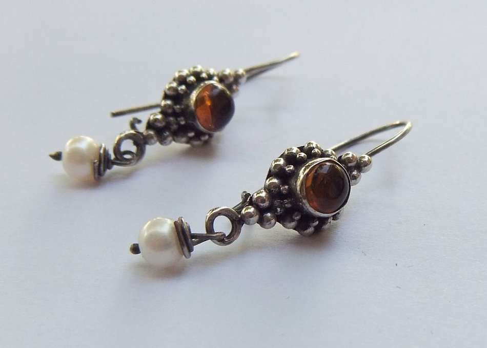 OH WOW !! A VERY ATTRACTIVE PAIR OF STERLING SILVER EARRINGS SET WITH AMBER AND GENUINE PEARLS !!