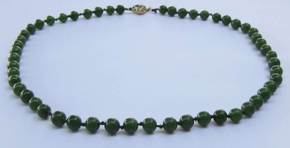 GREAT FIND !! A BEAUTIFUL VINTAGE CHINESE JADE ORB NECKLACE IN SUPERB CONDITION !! MUST SEE !!