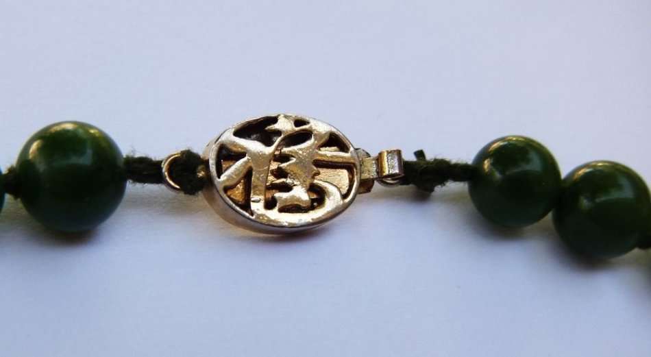 GREAT FIND !! A BEAUTIFUL VINTAGE CHINESE JADE ORB NECKLACE IN SUPERB CONDITION !! MUST SEE !!