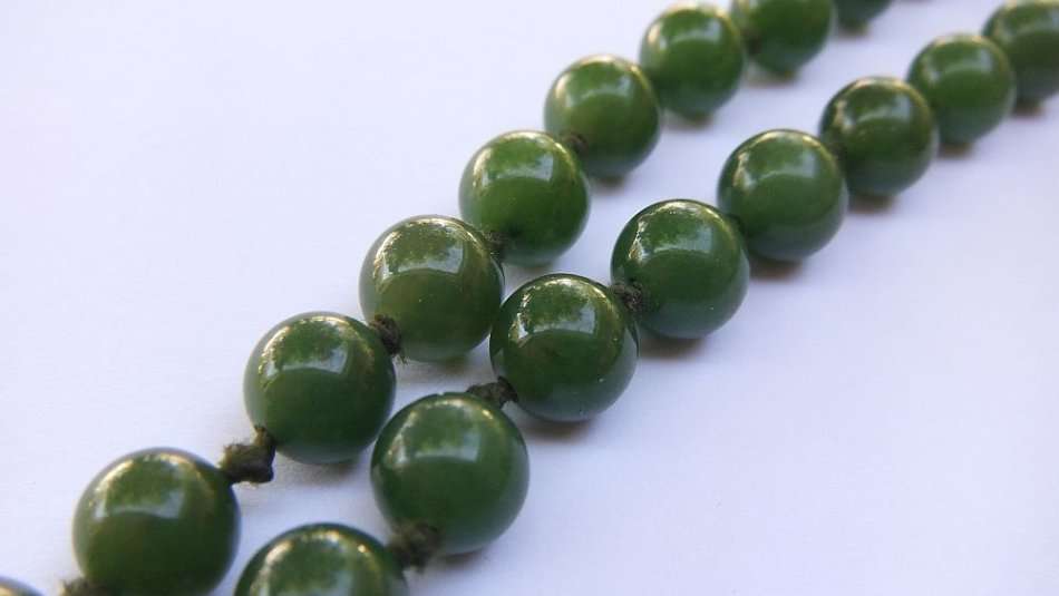 GREAT FIND !! A BEAUTIFUL VINTAGE CHINESE JADE ORB NECKLACE IN SUPERB CONDITION !! MUST SEE !!