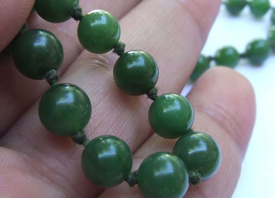GREAT FIND !! A BEAUTIFUL VINTAGE CHINESE JADE ORB NECKLACE IN SUPERB CONDITION !! MUST SEE !!
