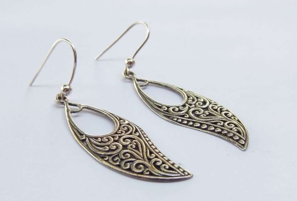 A VERY STYLISH INTRICATELY DETAILED PAIR OF SOLID STERLING SILVER EARRINGS WITH CURVES MOTIF !!