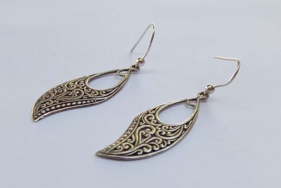 A VERY STYLISH INTRICATELY DETAILED PAIR OF SOLID STERLING SILVER EARRINGS WITH CURVES MOTIF !!
