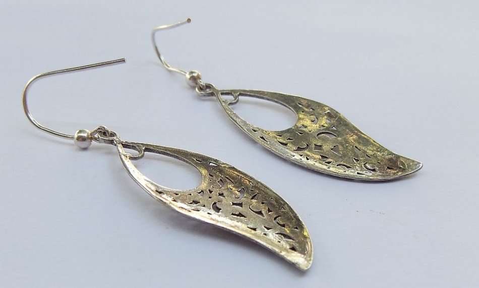 A VERY STYLISH INTRICATELY DETAILED PAIR OF SOLID STERLING SILVER EARRINGS WITH CURVES MOTIF !!