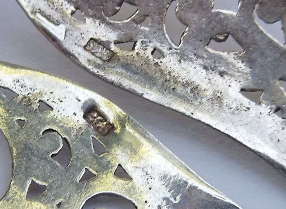 A VERY STYLISH INTRICATELY DETAILED PAIR OF SOLID STERLING SILVER EARRINGS WITH CURVES MOTIF !!