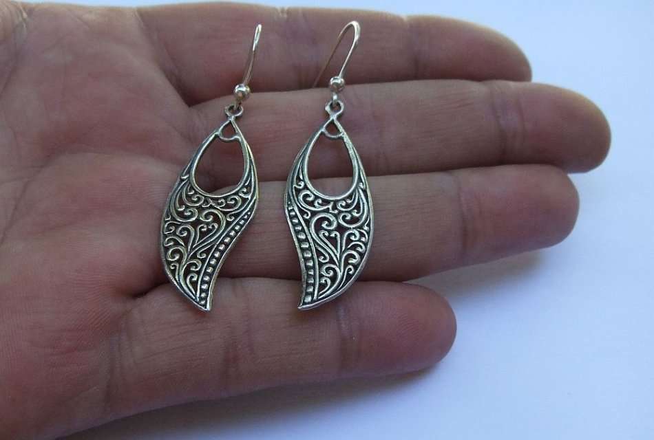 A VERY STYLISH INTRICATELY DETAILED PAIR OF SOLID STERLING SILVER EARRINGS WITH CURVES MOTIF !!