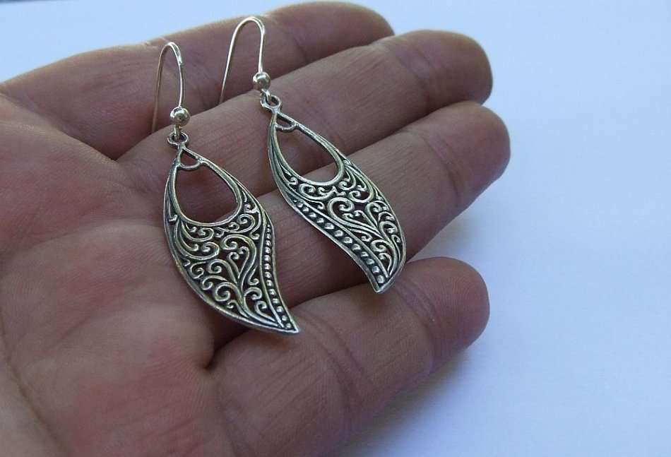 A VERY STYLISH INTRICATELY DETAILED PAIR OF SOLID STERLING SILVER EARRINGS WITH CURVES MOTIF !!