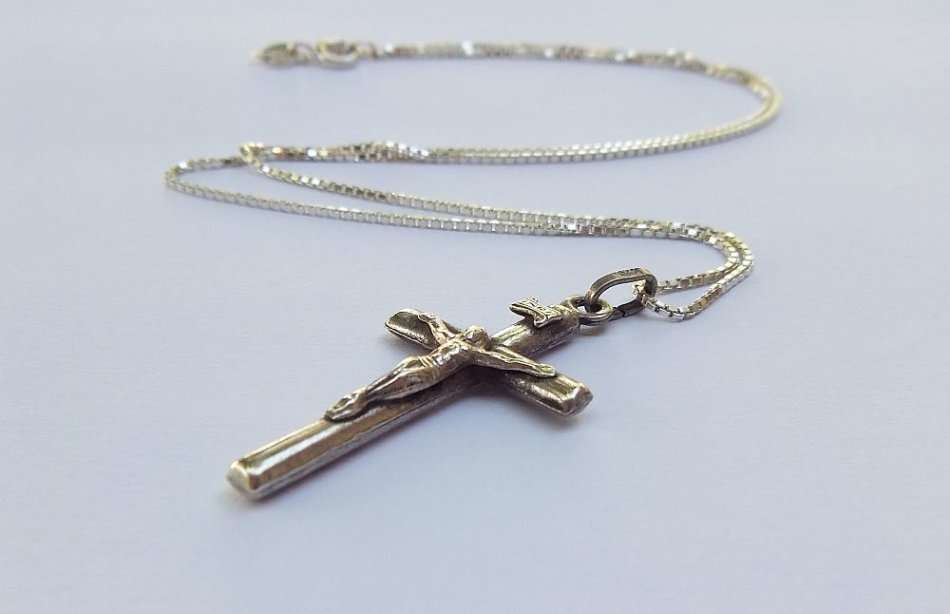 A DETAILED VINTAGE STERLING SILVER CRUCIFIX PENDANT PLUS A STERLING SILVER NECKLACE !! LOVELY PIECE
