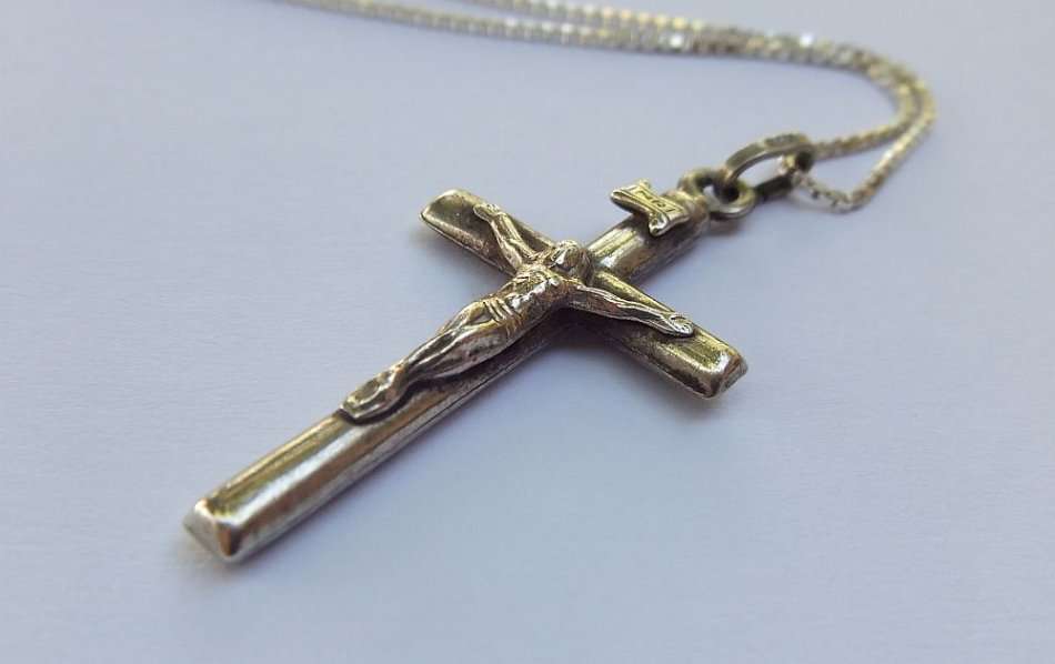 A DETAILED VINTAGE STERLING SILVER CRUCIFIX PENDANT PLUS A STERLING SILVER NECKLACE !! LOVELY PIECE