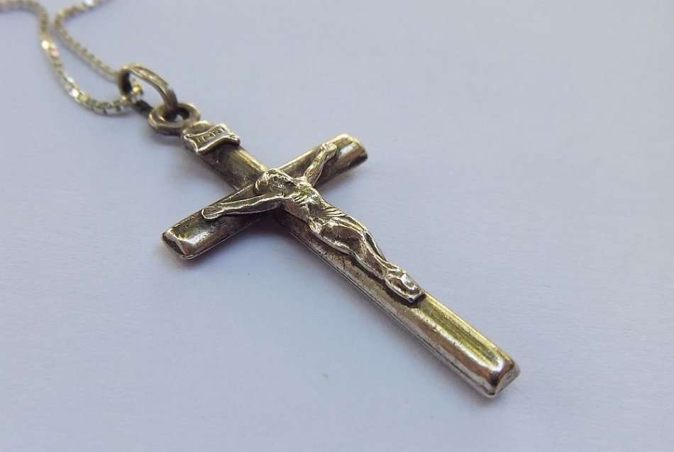 A DETAILED VINTAGE STERLING SILVER CRUCIFIX PENDANT PLUS A STERLING SILVER NECKLACE !! LOVELY PIECE