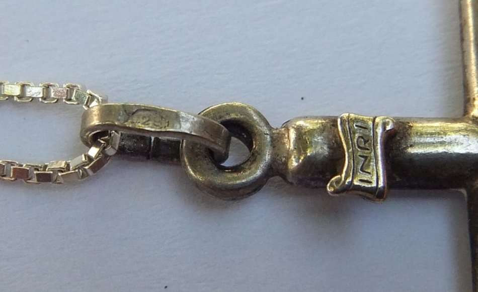 A DETAILED VINTAGE STERLING SILVER CRUCIFIX PENDANT PLUS A STERLING SILVER NECKLACE !! LOVELY PIECE