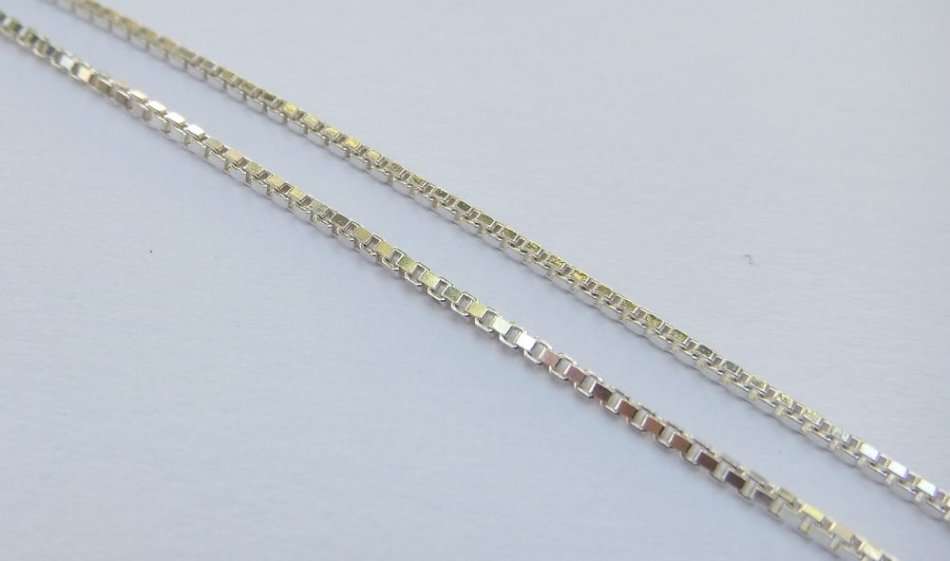 A DETAILED VINTAGE STERLING SILVER CRUCIFIX PENDANT PLUS A STERLING SILVER NECKLACE !! LOVELY PIECE