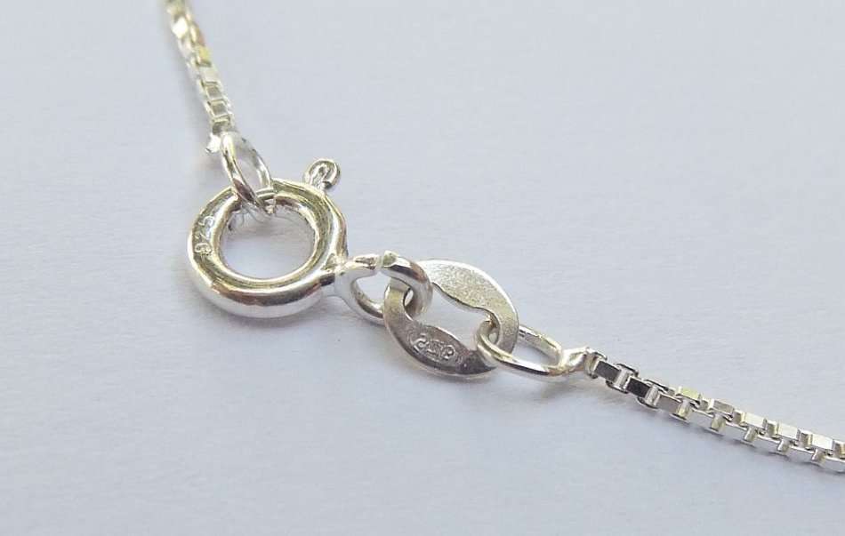 A DETAILED VINTAGE STERLING SILVER CRUCIFIX PENDANT PLUS A STERLING SILVER NECKLACE !! LOVELY PIECE