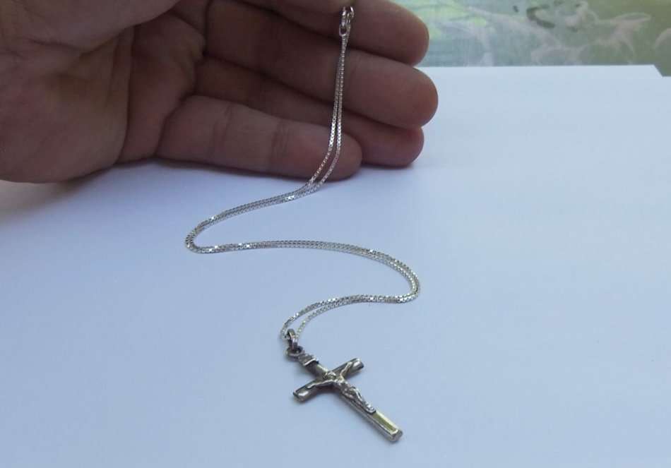 A DETAILED VINTAGE STERLING SILVER CRUCIFIX PENDANT PLUS A STERLING SILVER NECKLACE !! LOVELY PIECE