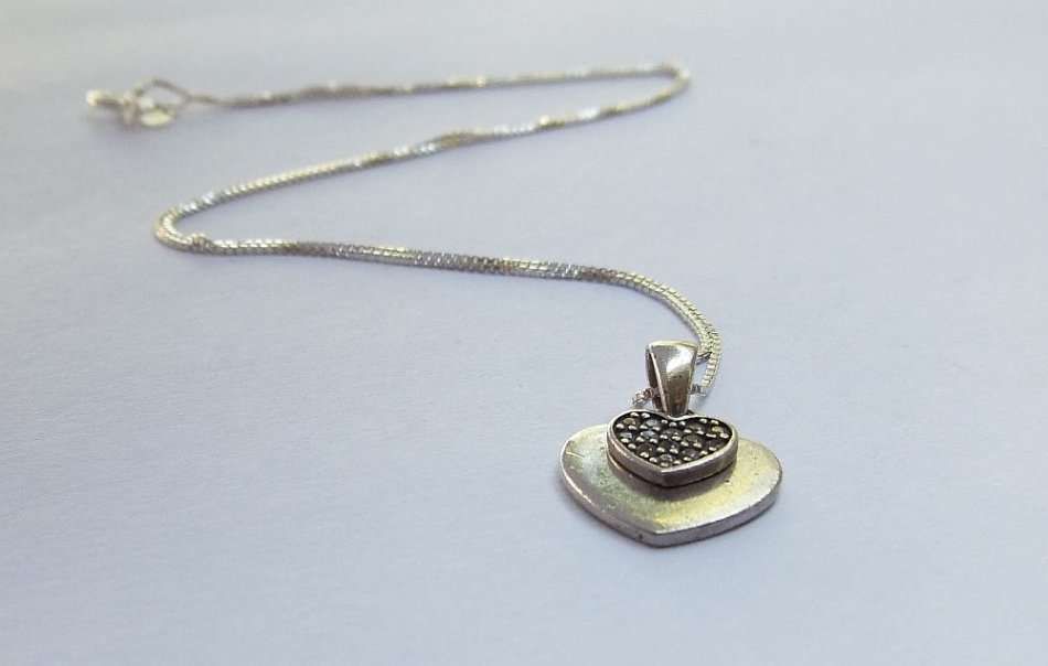 A LOVELY FACETED CZ SET STERLING SILVER DOUBLE HEART PENDANT WITH A STERLING SILVER NECKLACE !!